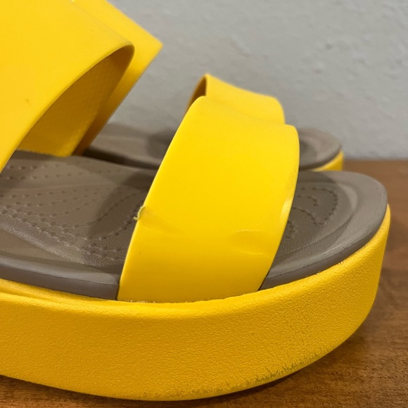 Crocs Brooklyn Low Wedge Canary - Picture 6 of 11